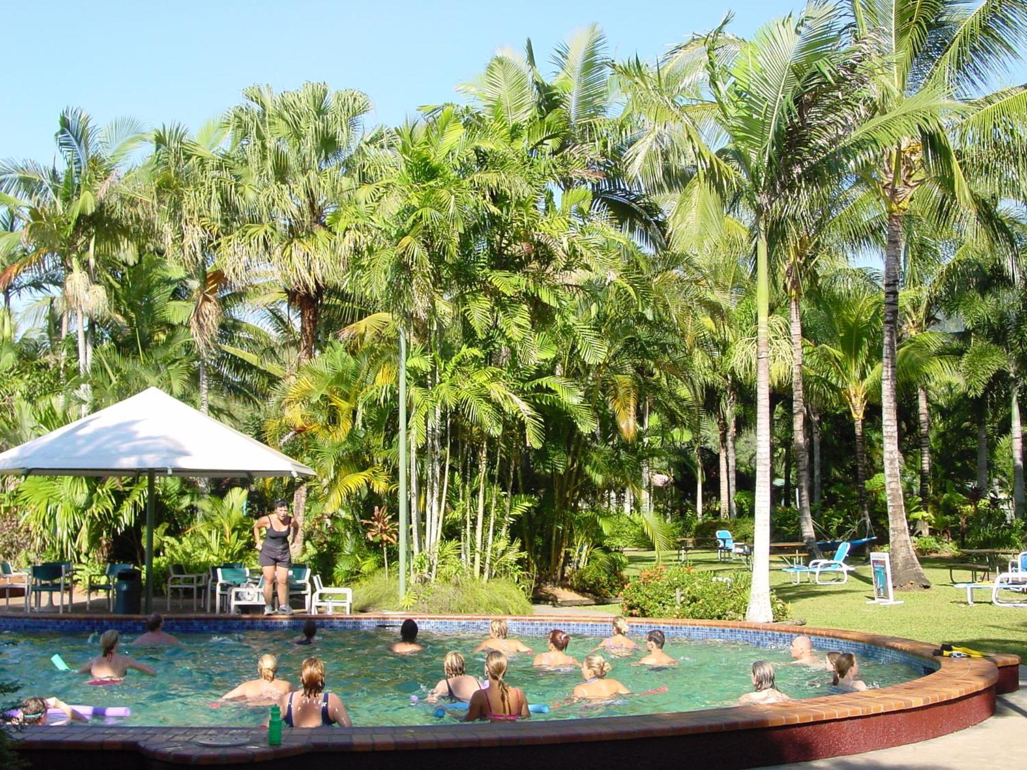 Ingenia Holidays Cairns Coconut Εξωτερικό φωτογραφία The pool at the resort