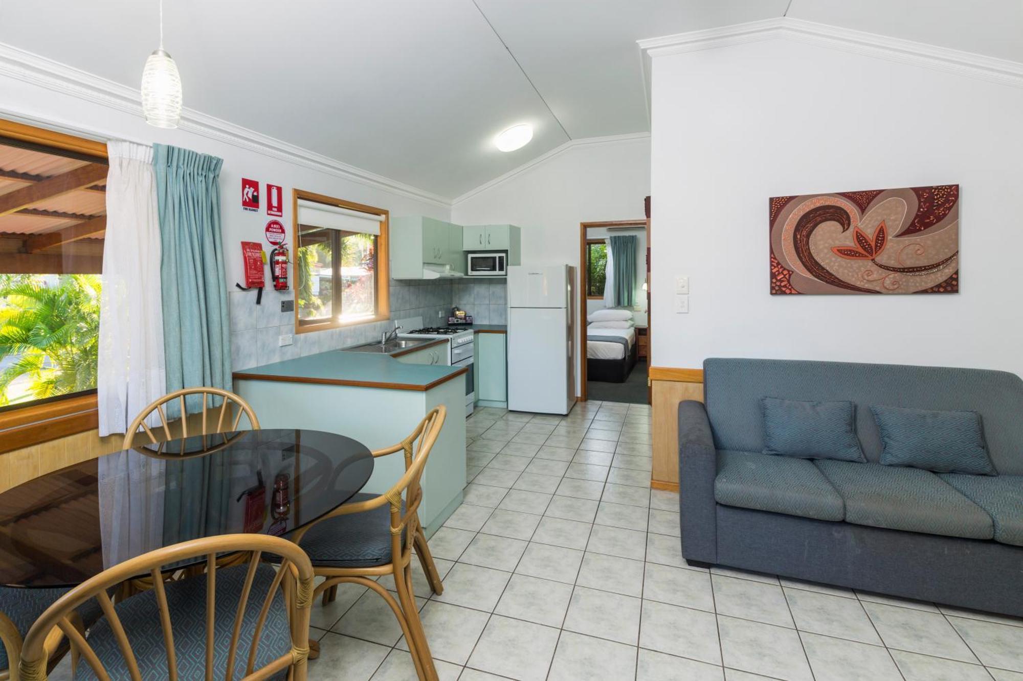 Ingenia Holidays Cairns Coconut Δωμάτιο φωτογραφία A typical two-bedroom villa at a holiday park