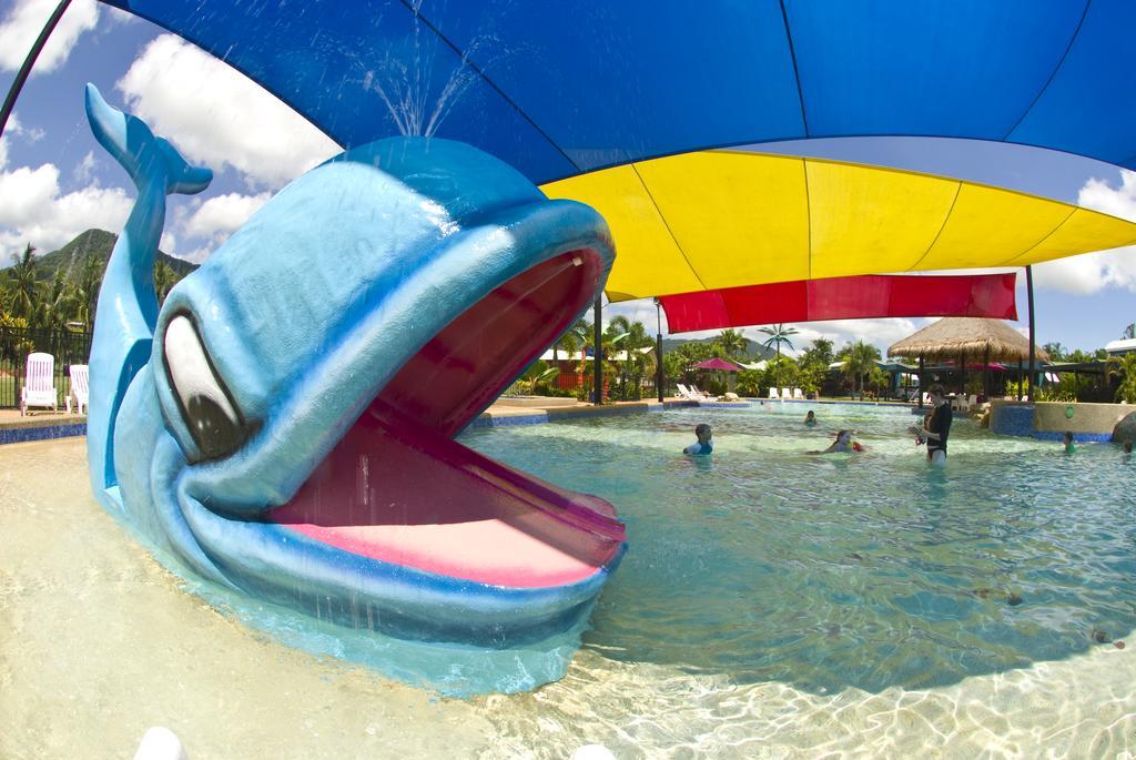 Ingenia Holidays Cairns Coconut Εξωτερικό φωτογραφία The whale fountain at Wet 'n' Wild