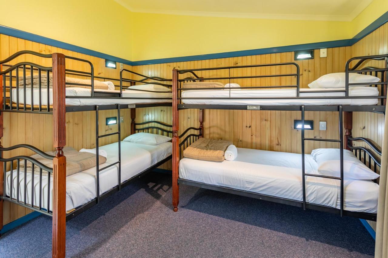 Ingenia Holidays Cairns Coconut Εξωτερικό φωτογραφία A typical room at a backpackers' hostel in Australia